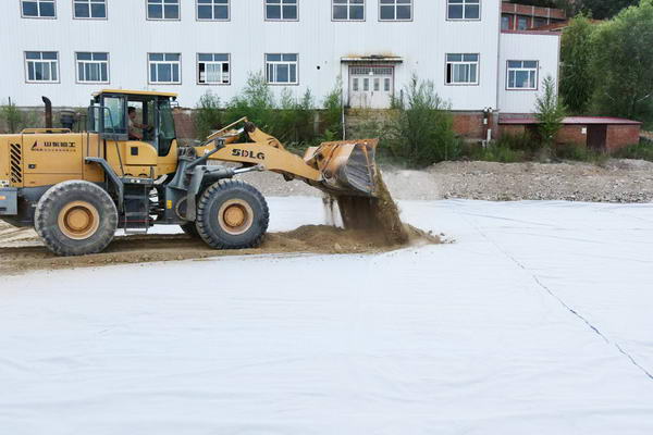 建昌尾矿污水防渗池铺设完毕覆土防晒